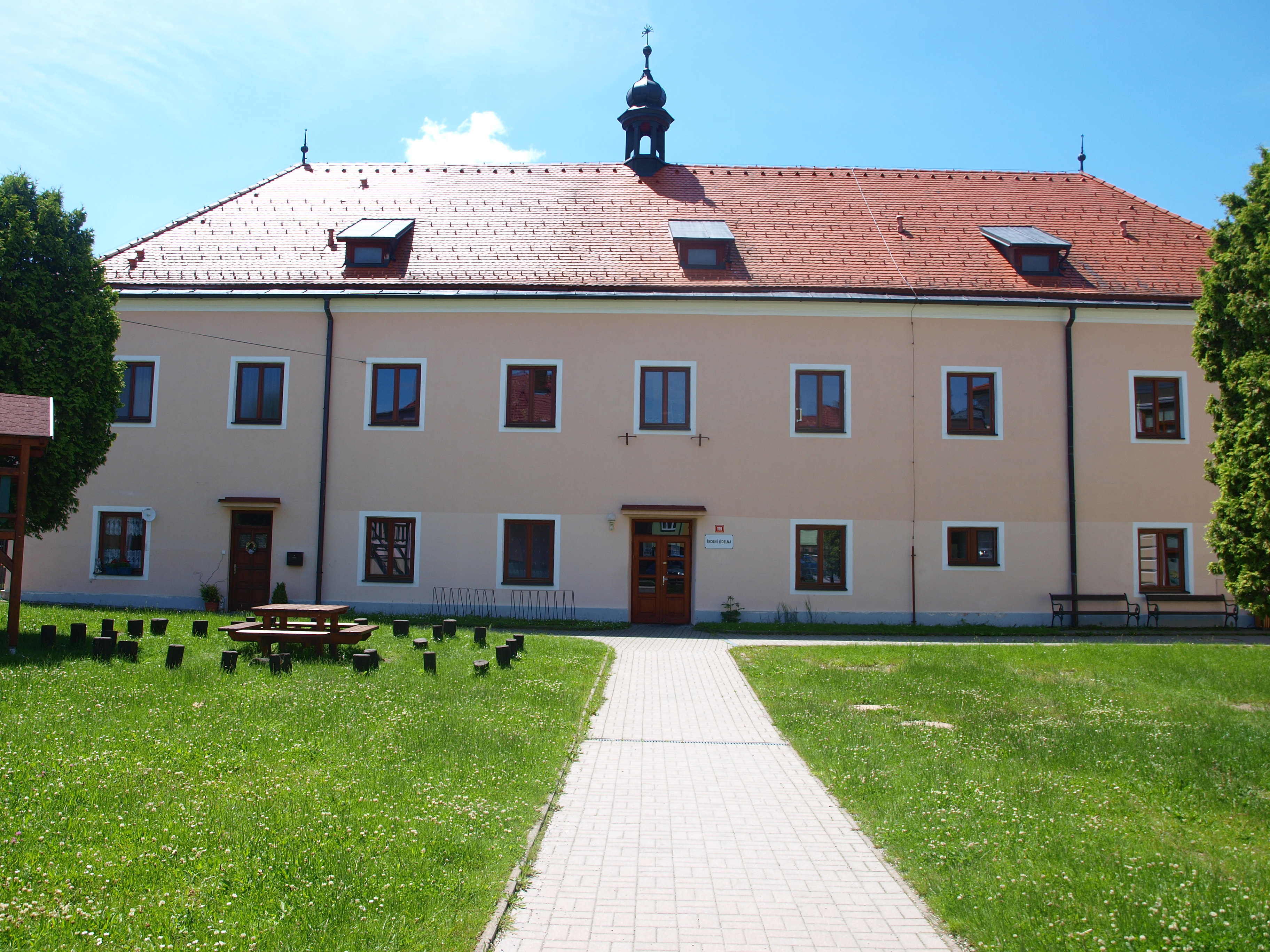 Budova školní jídelny a školní družiny