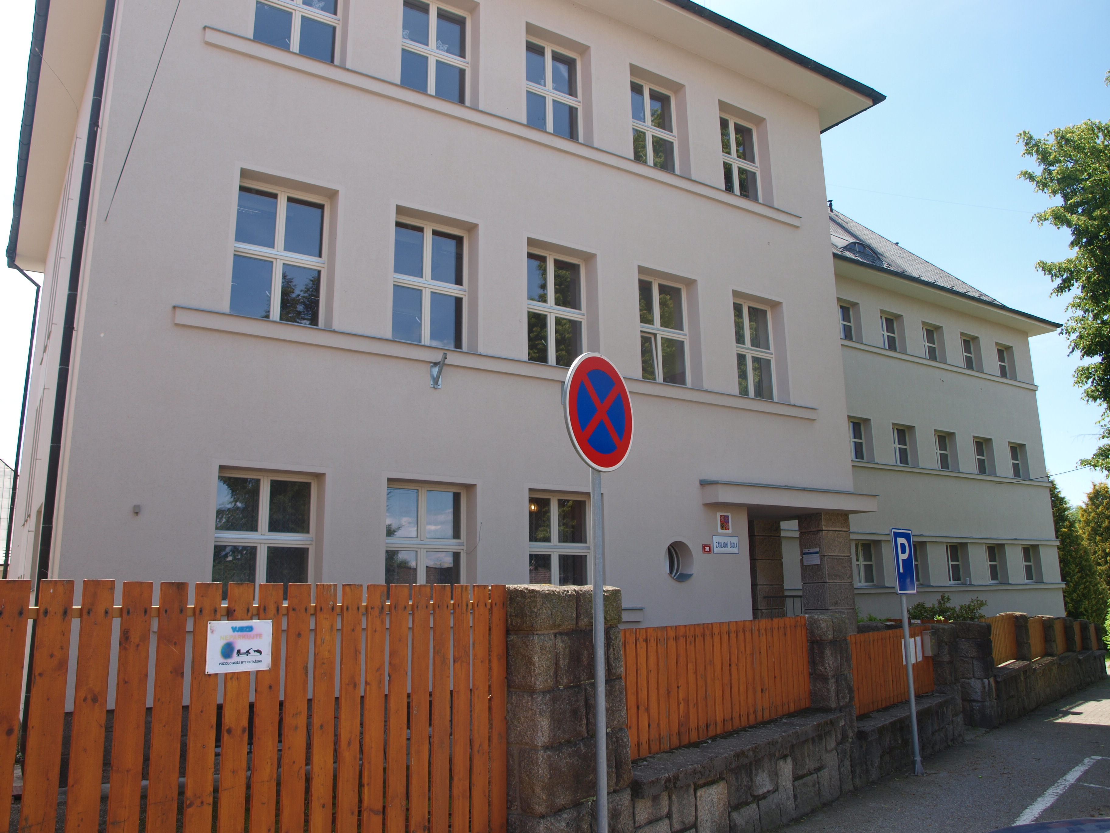 Budova II. st. ZŠ - hlavní vchod
