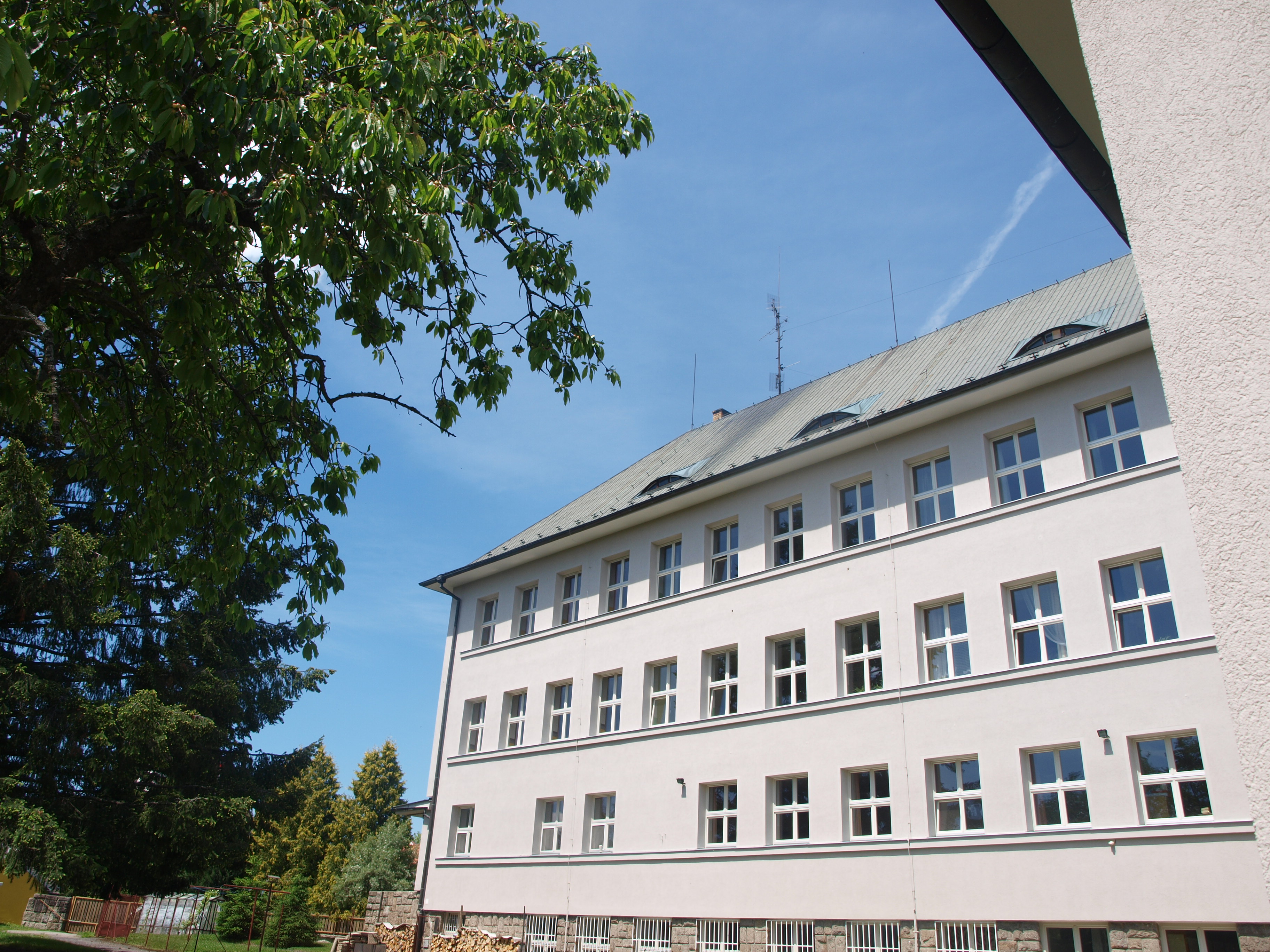 Budova II. st. ZŠ - pohled od školní zahrady